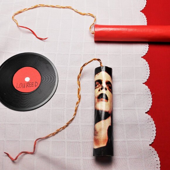 Portable and artistic belt made of cardboard dynamite sticks and posters - Picture 11 of 16